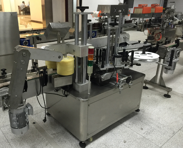ラベル付け機械のクローズアップ写真.jpg