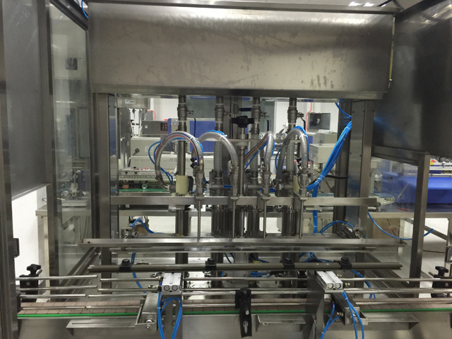 4 ヘッド充填機械.jpg
