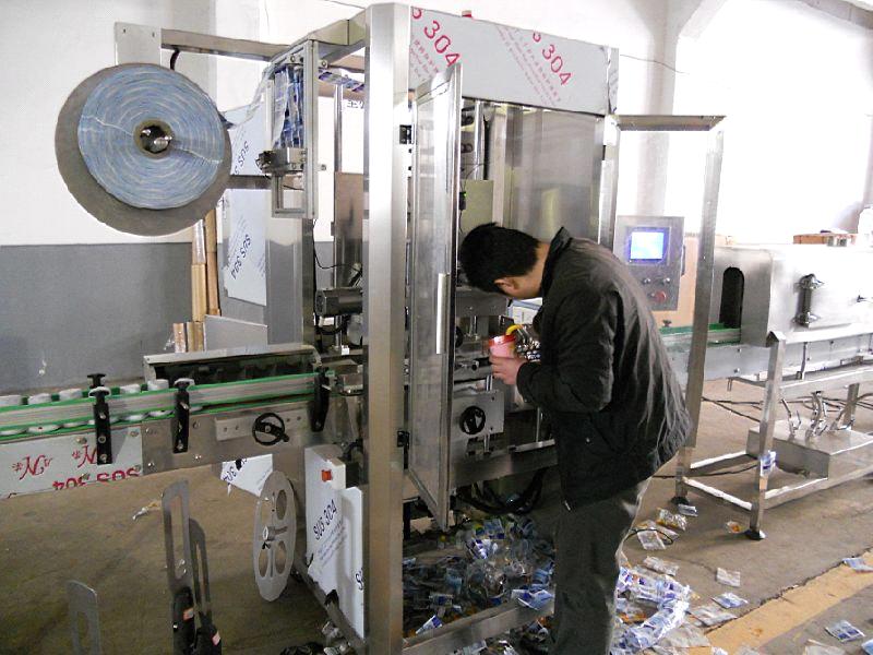 sleeve labeling machine with shrink tunnel 中国_日常使用向け自動シュリンクスリーブラベル貼り機