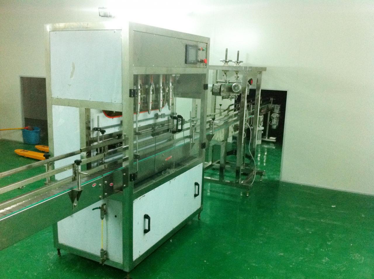 Linear filling machine with 4 filling heads リニア充填機.jpg