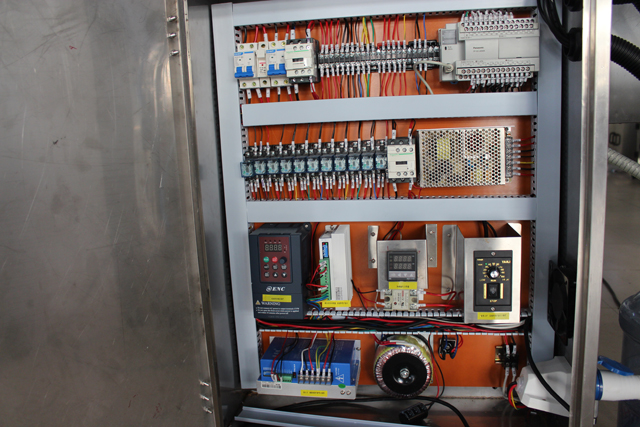 充填機 4ヘッド(1).JPG