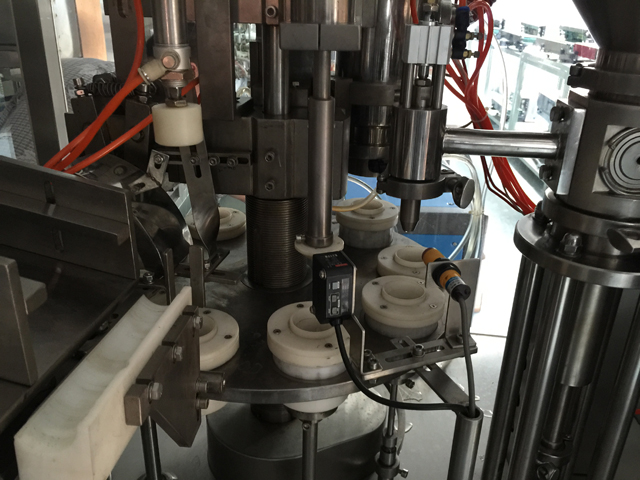 filling sealing machine チューブ フィラーシール機械 自動.jpg