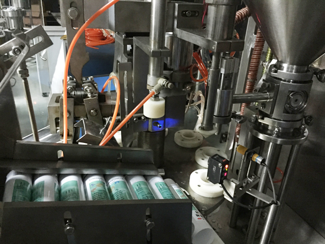 tubes holding feeding system 充填シール用自動チューブ供給システム.jpg