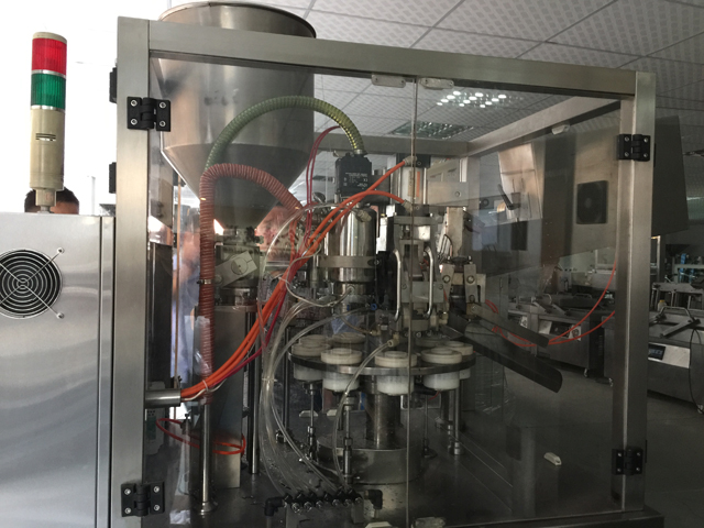 close pictures of tubes filling sealing machines チューブ充填シール機の動作原理.jpg