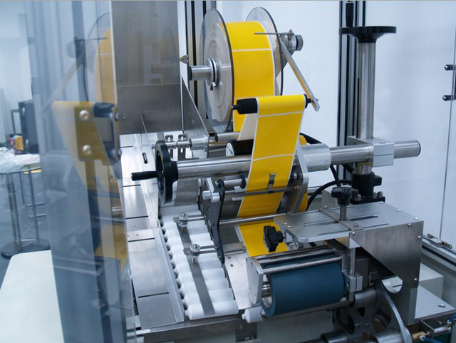 feeding tubes labeling process ラベル付け機械の詳細.jpg