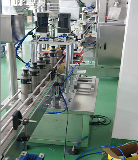 automatic capping machine with manual caps feeder system 手動キャップ供給機能付き自動キャップ装置.jpg