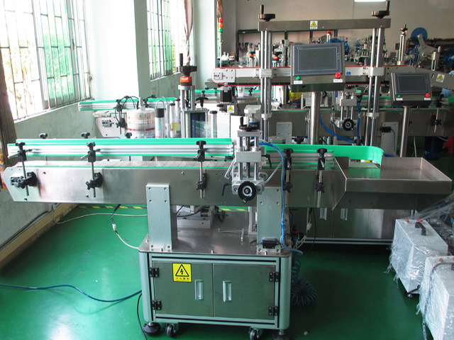 labeling machine with positioning system ラベリング装置ボトルPLC.jpg