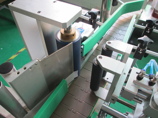 PLC controlling system bottle labeling machine ラベリング装置ボトル PLC2.jpg