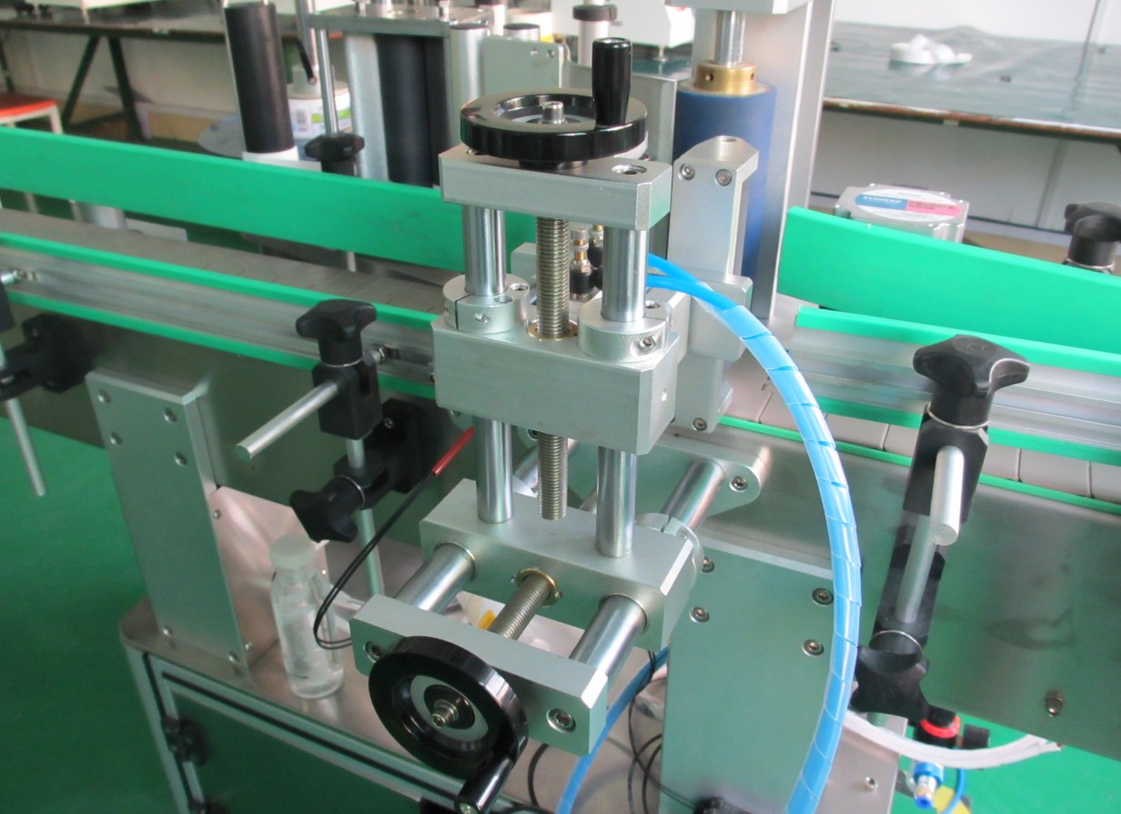 round bottles labeling machinery automatic 丸ボトル用エチケットラベル貼付機(10).JPG