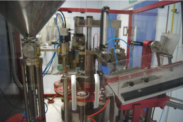 automatic tubes filling sealing machine for toothpaste 貯蔵タンク.jpg