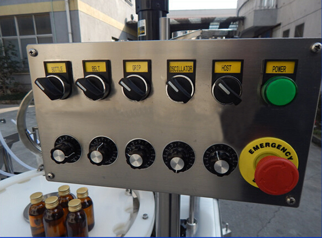 buttons for capping machine キャッピングマシンを制御するボタン.jpg