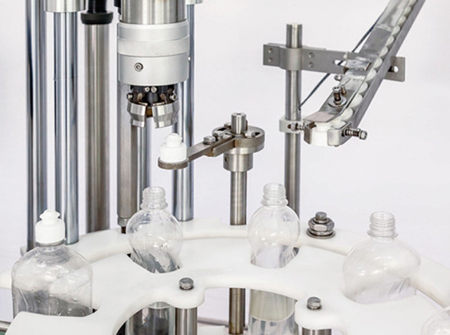 capping head close shot シングルキャッピングマシンの詳細.jpg