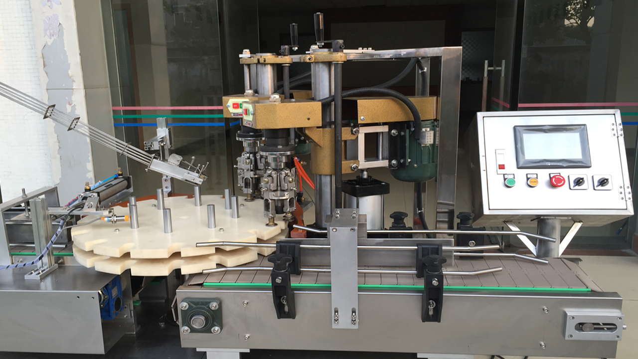 double heads screw capping machine ダブルヘッドスクリューキャッパー.jpg
