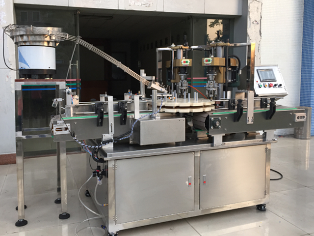 capping machine with 2 capping heads スクリューキャッパー装置半自動.jpg