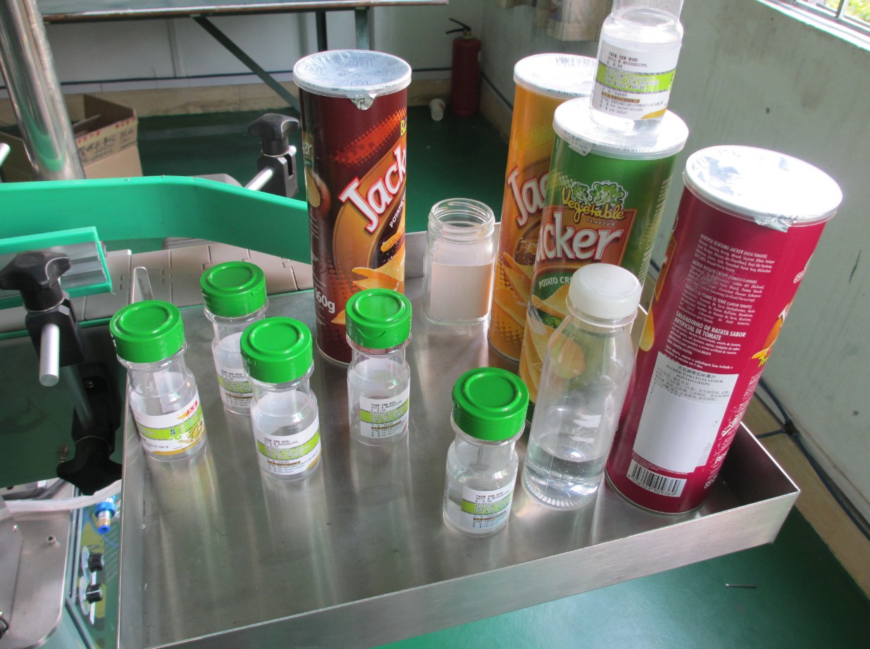 丸缶ラベル貼付機 ETIKETTIERMASCHINE.jpg