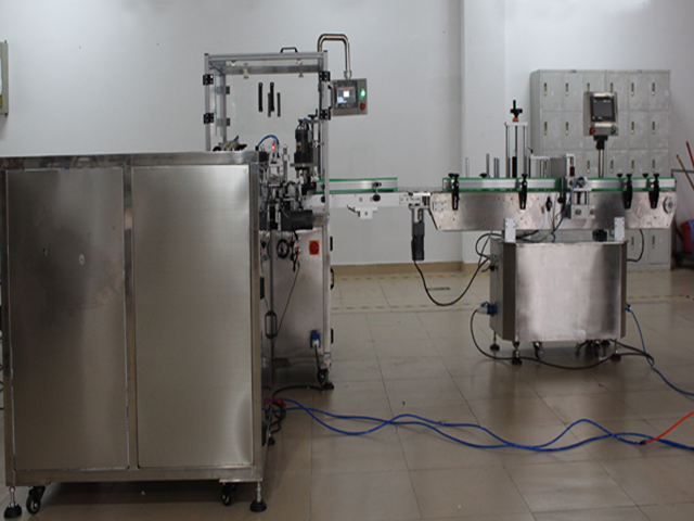 E リキッド ライン用に並べられたボトル.jpg