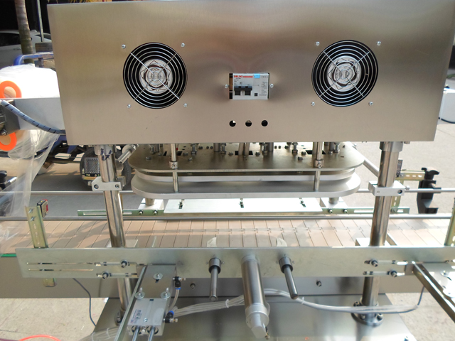 stainless steel frame for jars sealign machinery 自動アルミホイルシール機.jpg