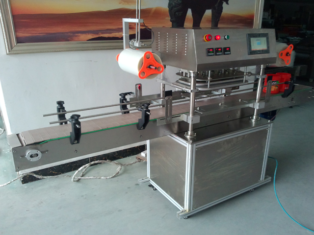 side pictures for automatic jars sealing machine シーリングマシンの稼働中.jpg