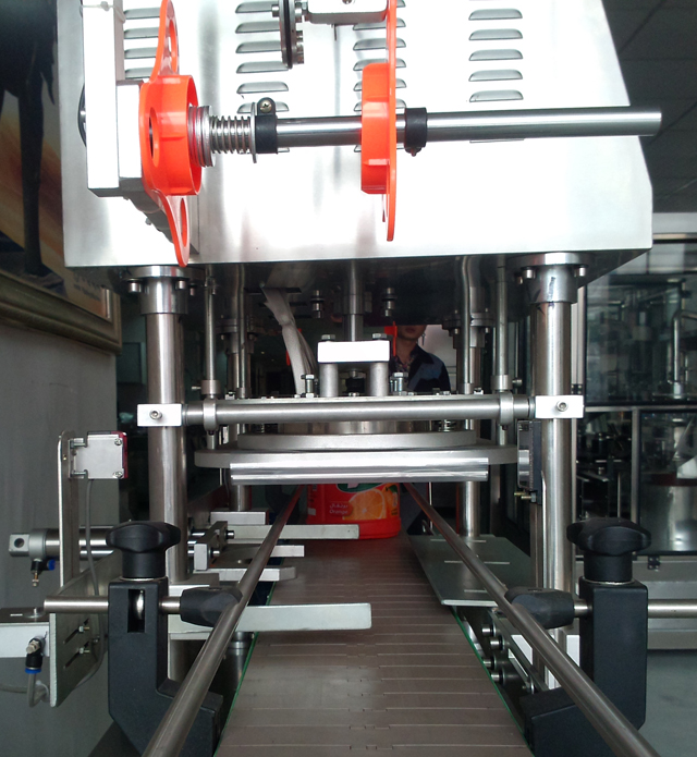 conveyor belt for jars sealing machine フィルム装填用ローラー.jpg
