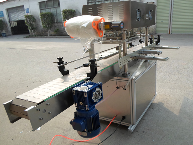 automatic jars sealing equipment in factory 瓶の密封機.jpg