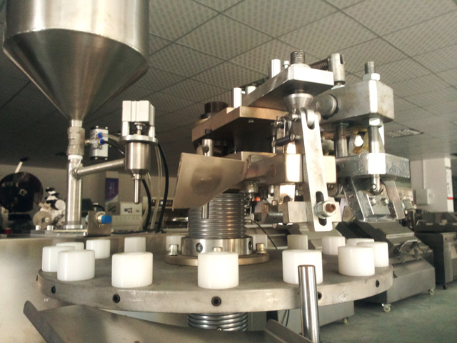 metal tubes filling folding machine チューブ充填シール機在庫あり.jpg