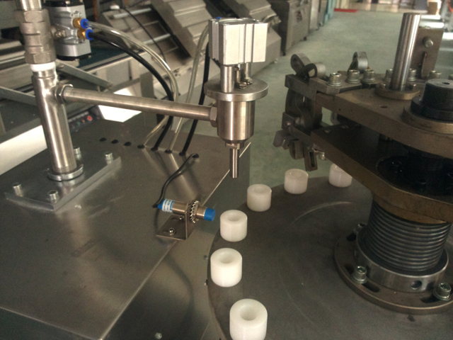 filling nozzles for aluminum tubes filling process 金属管のシーリング充填.jpg