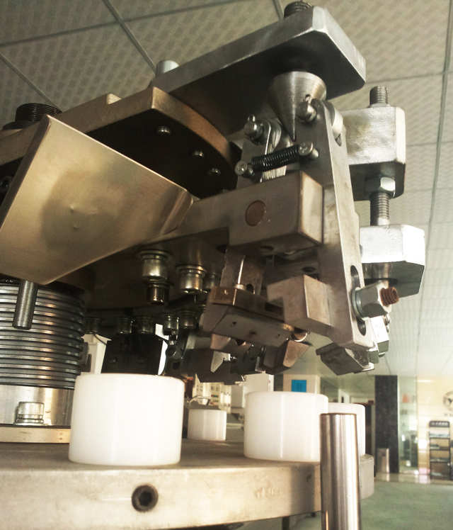 sealer part for metal hose 金属管のシーリング充填.jpg