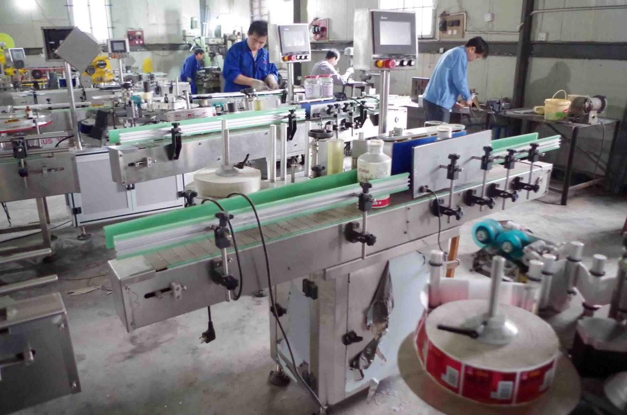automatic labeling machine for bottles 製造用ボトルラベル貼り工場.jpg