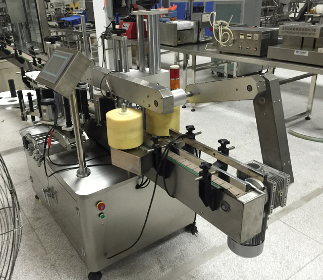 double side bottle labeling equipment ダブルフェイスボトルラベル貼付装置.jpg