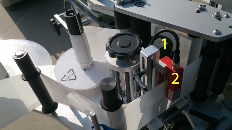 labeling machine for E liquid small bottles E 液体のラベルのクローズアップ写真.jpg