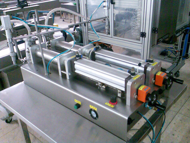 double heads liquid filling machine 液体洗剤用 2 ヘッド充填機.jpg