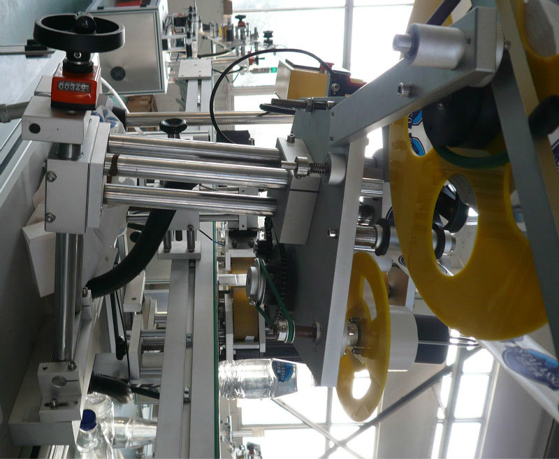 上下両面粘着ラベル貼り付け機