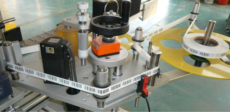 上下両面粘着ラベル貼り付け機