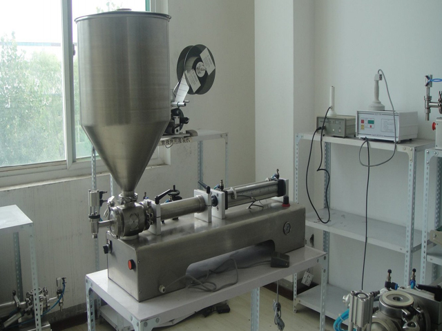 Full pneumatic liquid&paste filling machine 50-1000ML シングルヘッドホッパー充填機.jpg