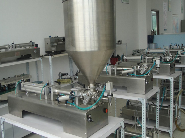 horizontal filling machine for both liquid and paste クリーム&液体充填機.jpg