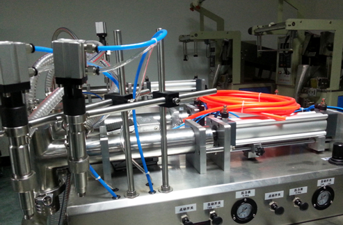 水平液体充填機 完全空気圧式.jpg