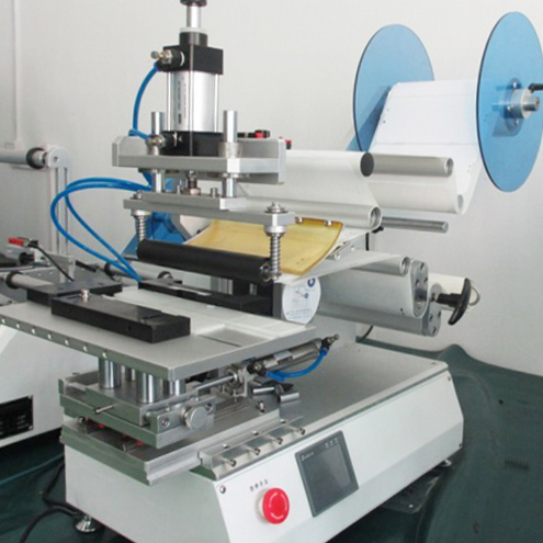 rolling labeling machine for plane surface objects 半自動ローリングラベリングマシン。