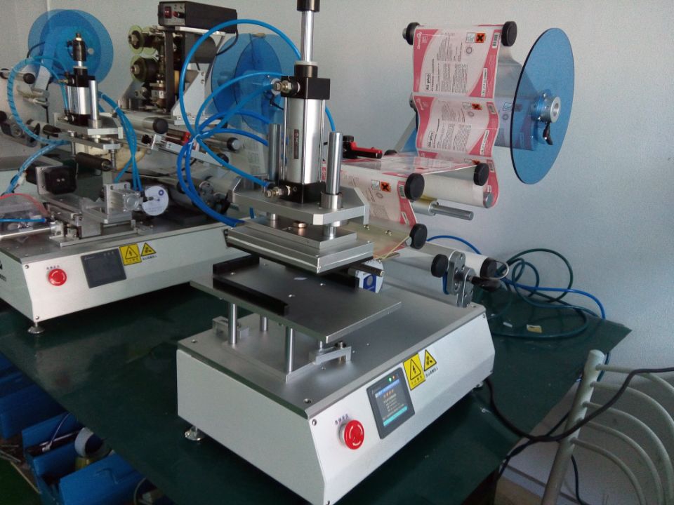 labeling machines Jacob 向けにカスタマイズされた袋ラベル貼り機.jpg