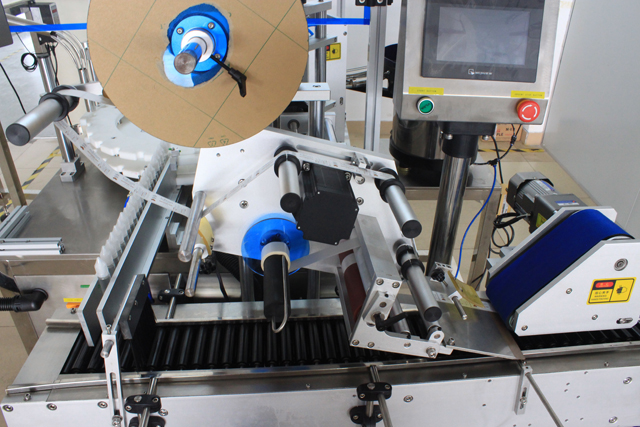 rolling bars from horizontal labeling machine ボトルを転がすための同期ベルト.jpg