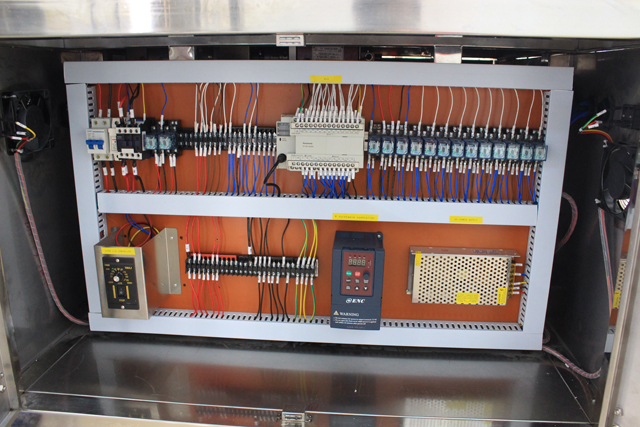 horizontal small bottles labeling machine picture 水平ラベリングマシンの実際の写真.jpg