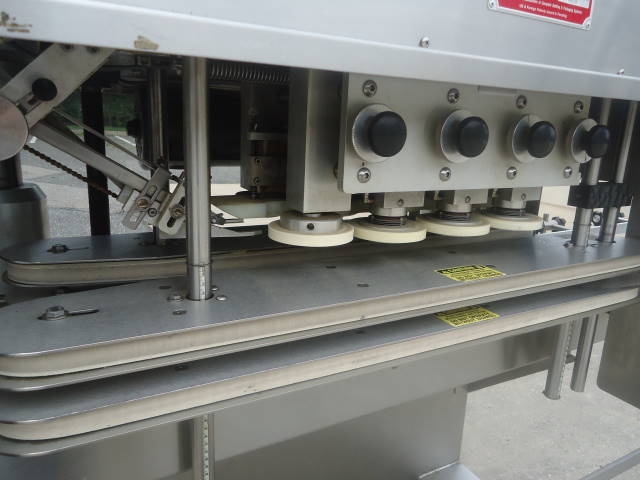 high speed linear screw capping machines 高速スクリューキャッパー.jpg
