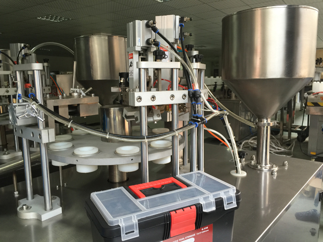 チューブ フィラー シーラーが一列に並んでいます.jpg