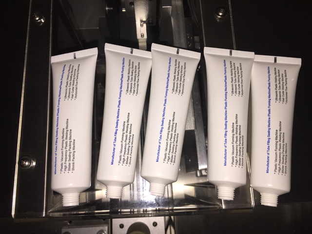 tubes samples filling sealing samples final products フィラーシーラーからのチューブサンプル.jpg