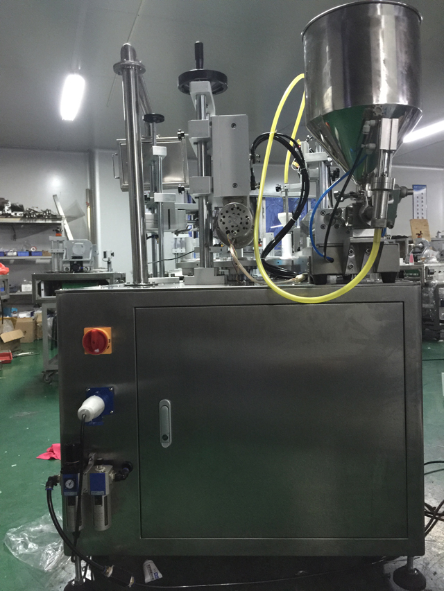 tubes filling ultrasonic sealing machine semi automatic チューブ充填シール機の裏側.jpg