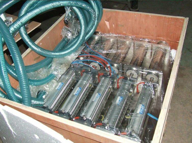 木箱入り 4 ヘッド充填機.jpg