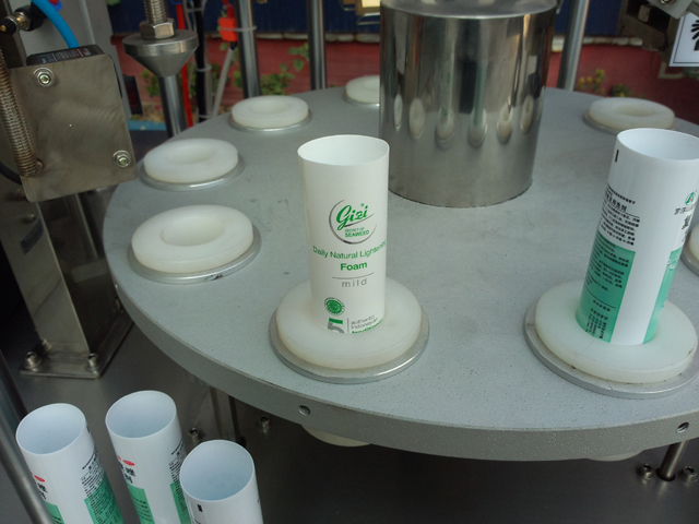 tubes for filling sealing クリーム用チューブフィラーシーラー.jpg