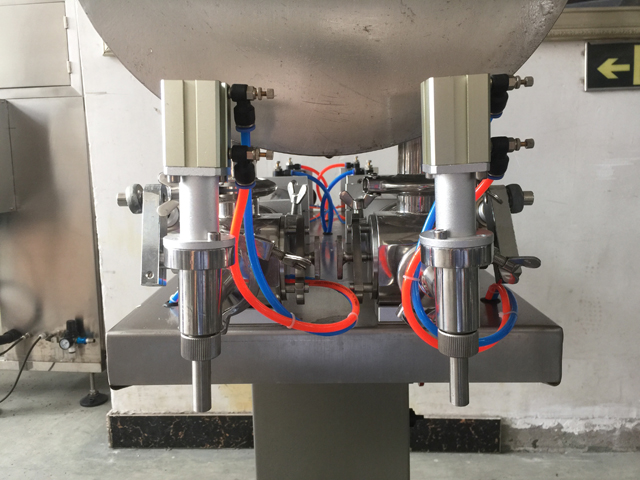 two filling nozzles pneumatic filler equipment ノズル 2.jpg