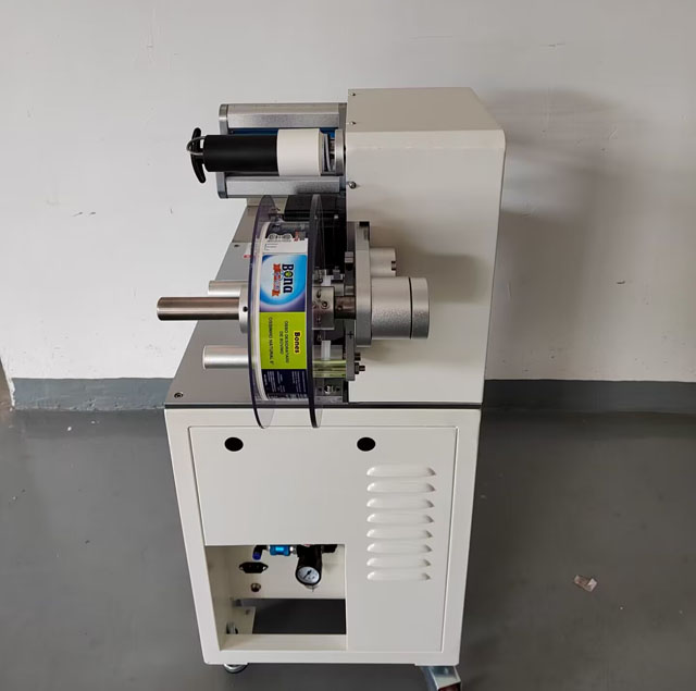 ドッグフードの梱包ラベル貼り機 (4).jpg