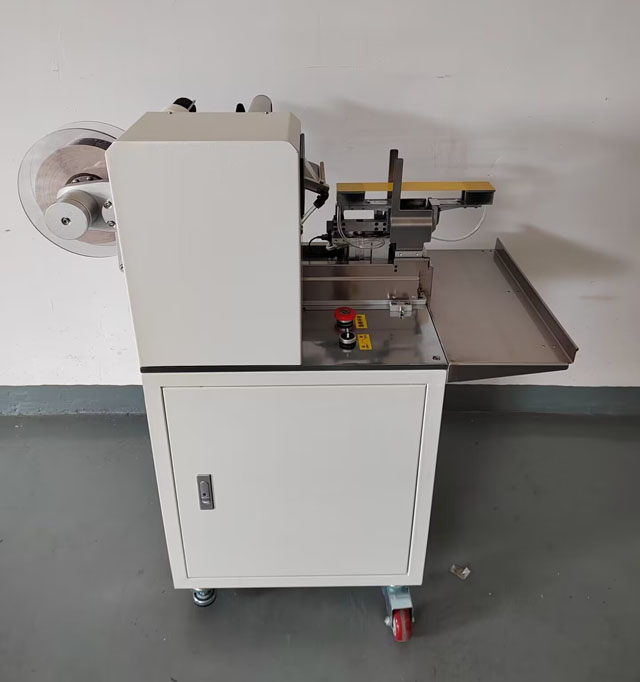 ドッグフードの梱包ラベル貼り機 (5).jpg