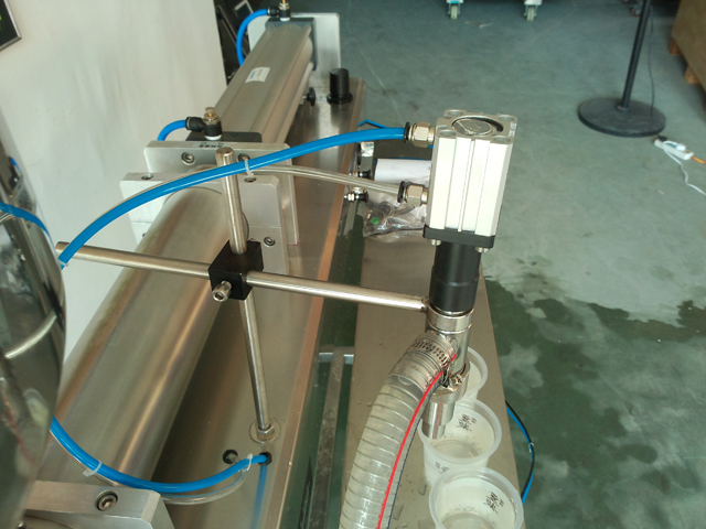 liquid filling machine for lotion shampoo cream シャンプーフィラー装置.jpg